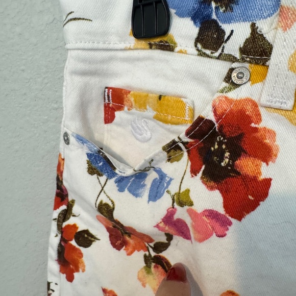 Gloria Vanderbilt White Floral High Waist Shorts - Picture 2 of 5